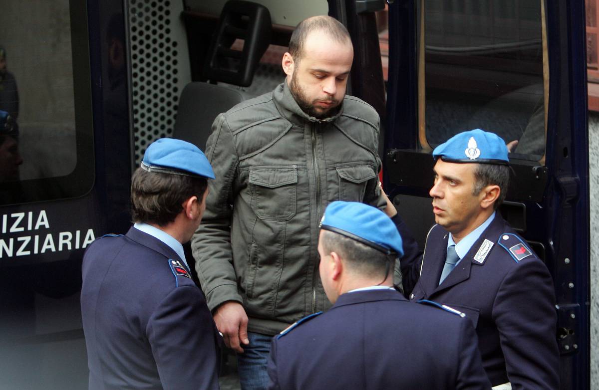 Droga, 13 mesi ed espulsione per Azouz