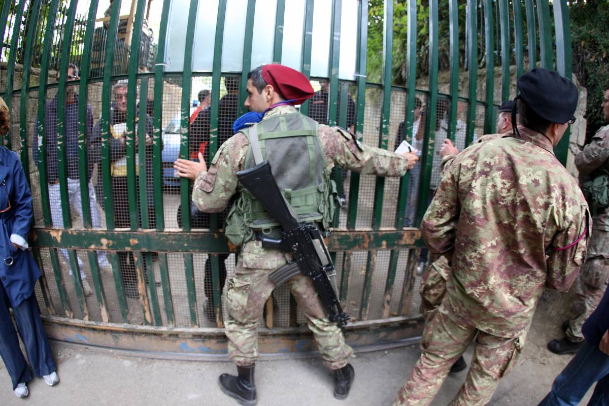 Chiaiano, bloccati quattro camion dell'esercito