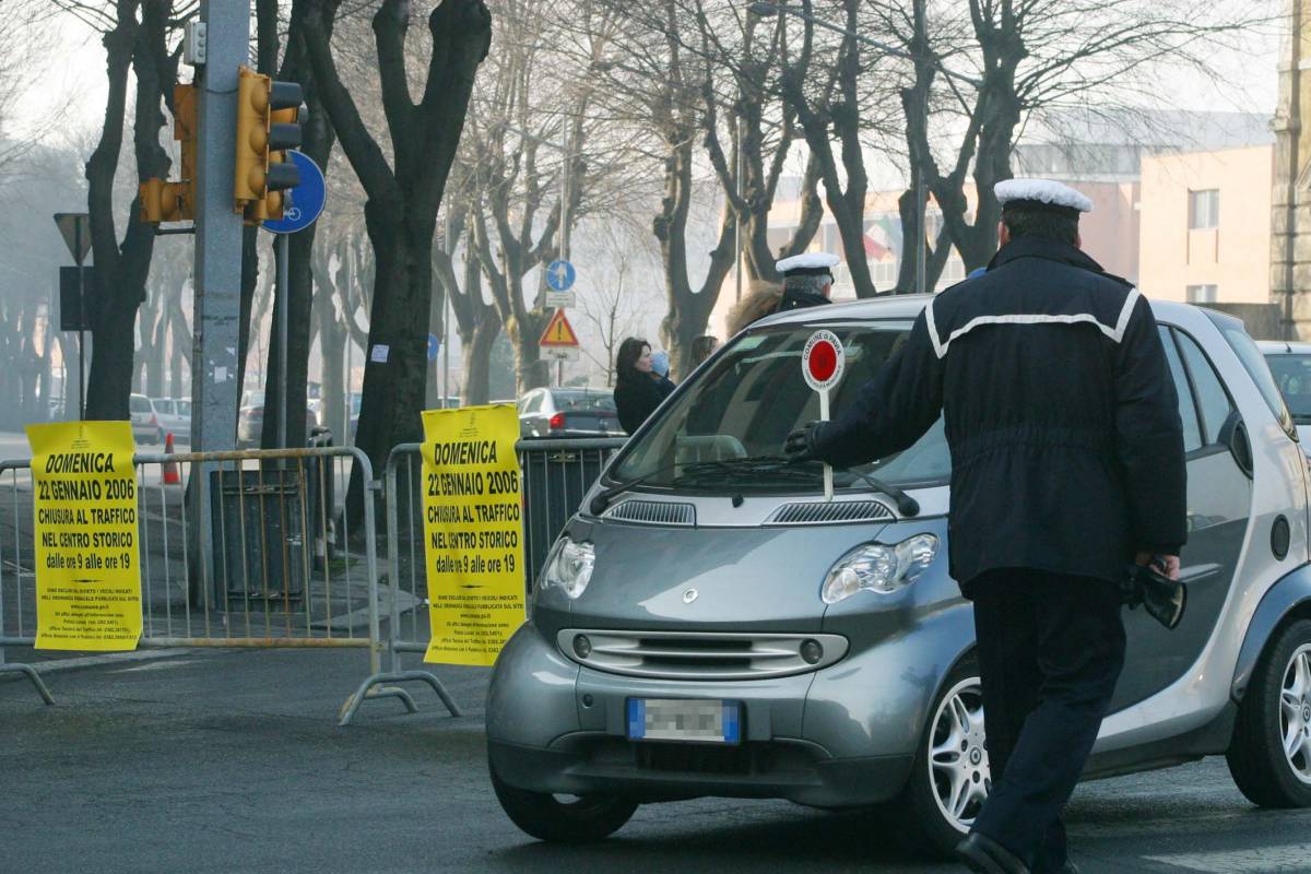 Il vigile faceva sesso con l’amante 
sull’auto di servizio: rischia il posto