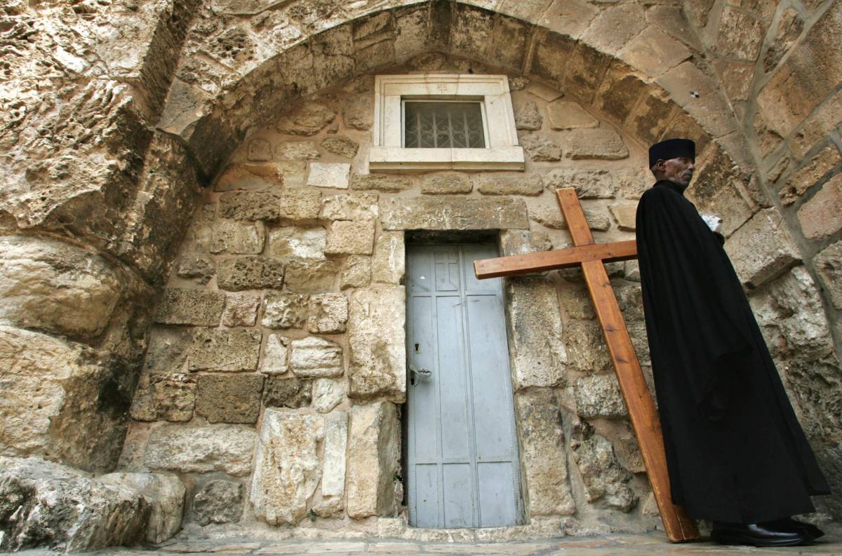 Gerusalemme,  i monaci  litigano  e il Santo Sepolcro  rischia il crollo