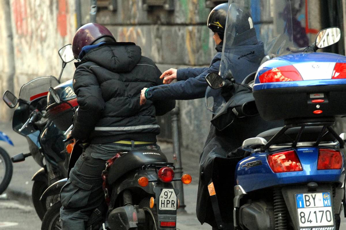 Bulli a scuola: picchiano 
compagno e filmano tutto