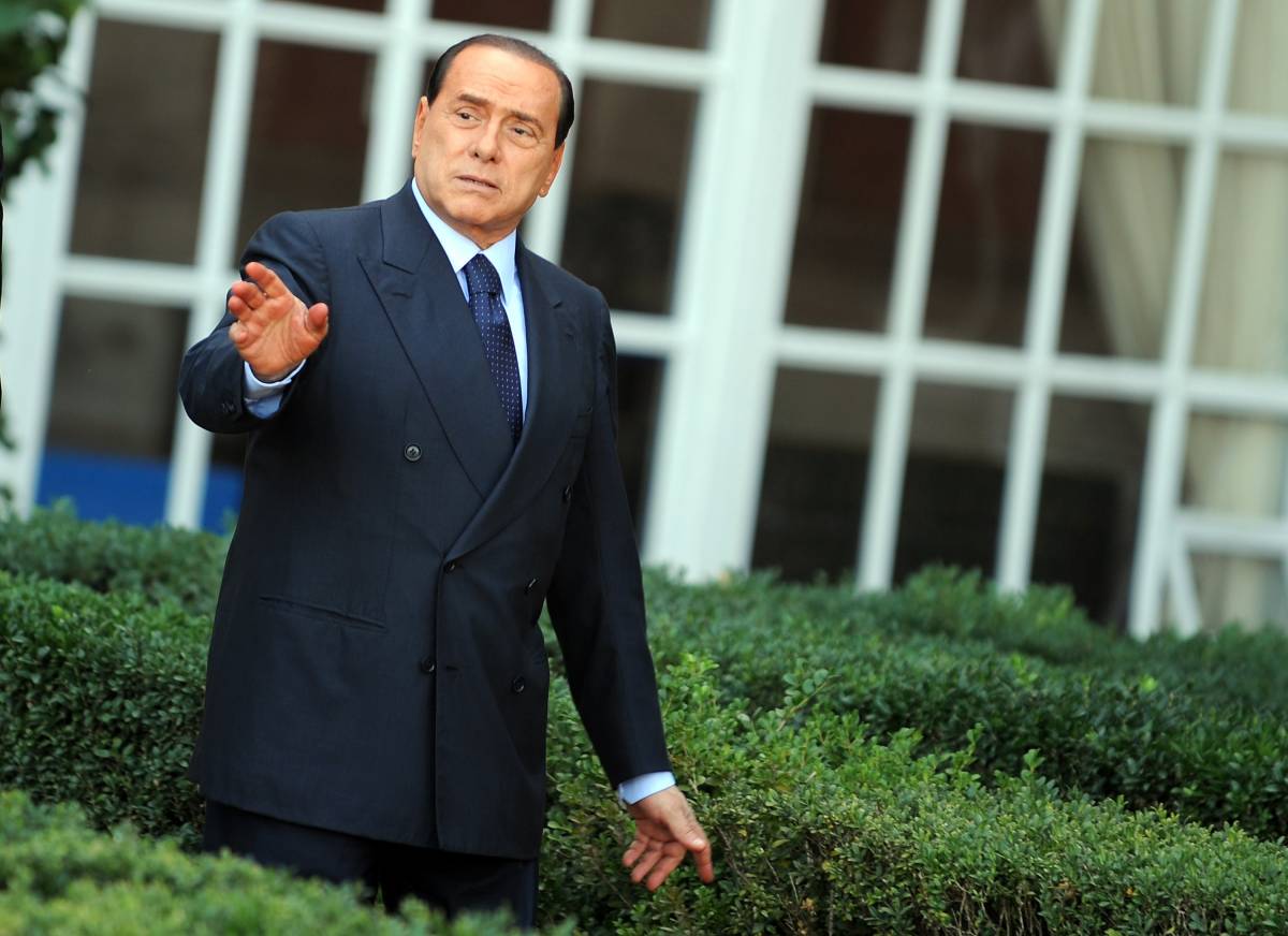 Berlusconi: "Ora ridurre le tasse 
No al dialogo con chi parla di regime"