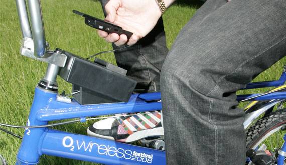 Multa per chi parla al cellulare in bici