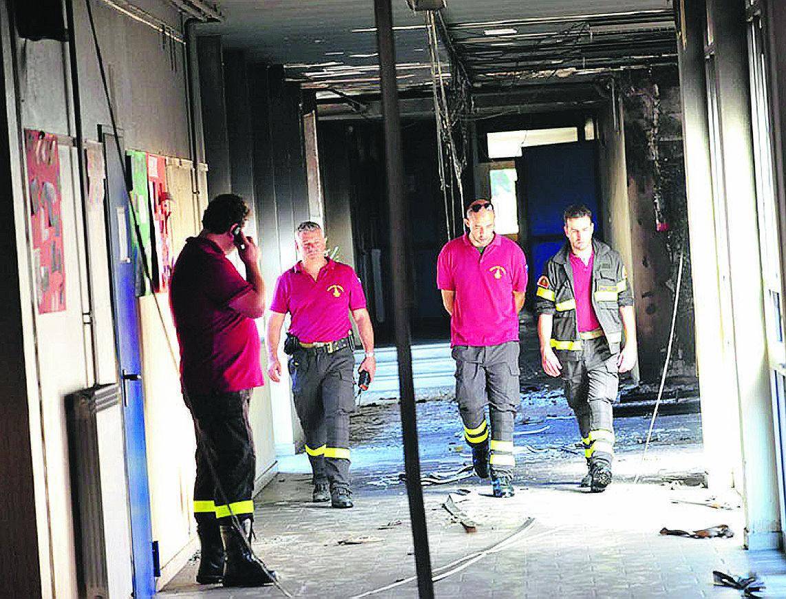 Branco di vandali in azione: devastata una scuola media