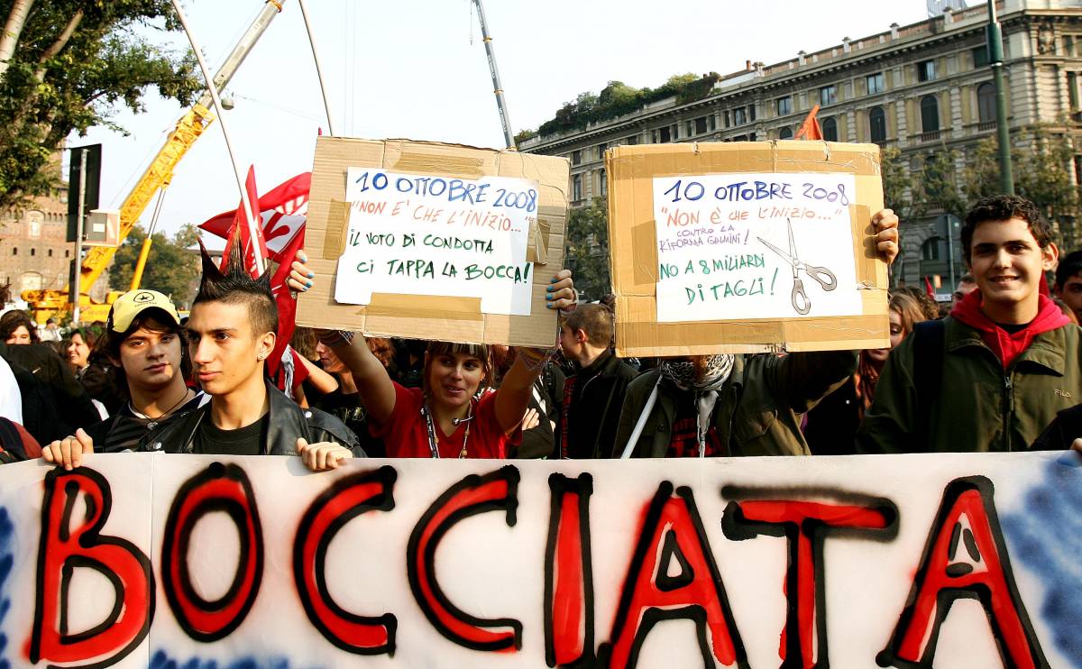 Scuola, Cisl contro Cgil 
Bonanni: niente sciopero 
se ci convocano