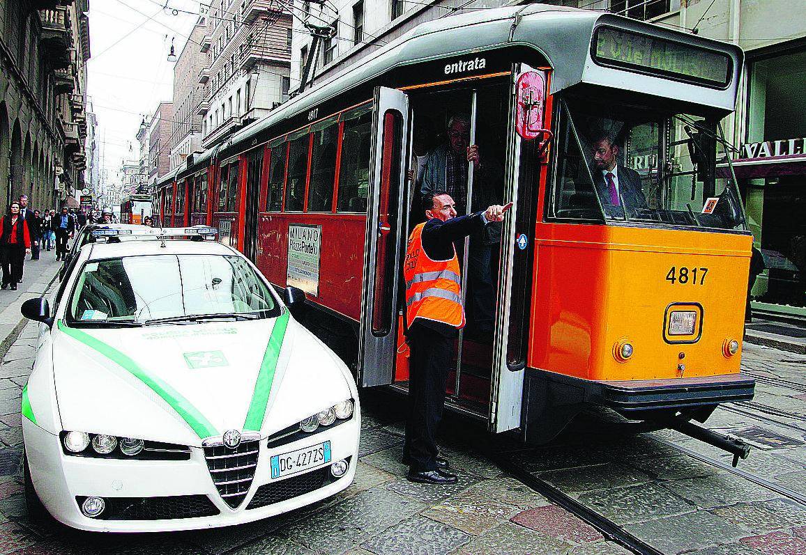 Si rompe lo scambio, deraglia un altro tram