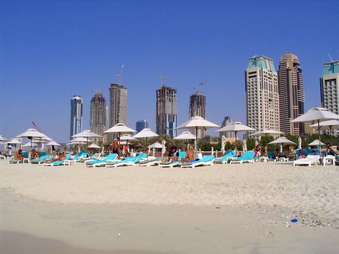 Sesso in spiaggia senza essere sposati: 
in Dubai condannati due inglesi