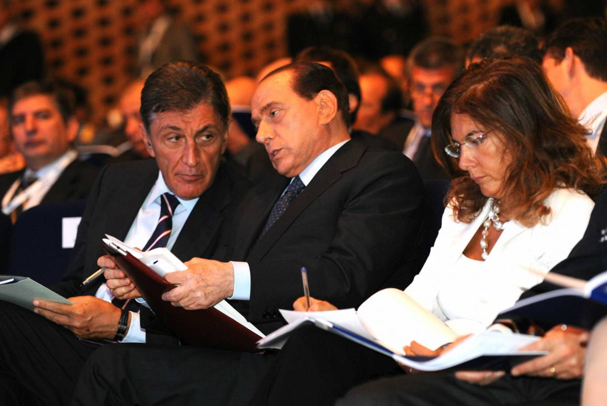 Berlusconi: "Problemi non si risolvono in piazza"