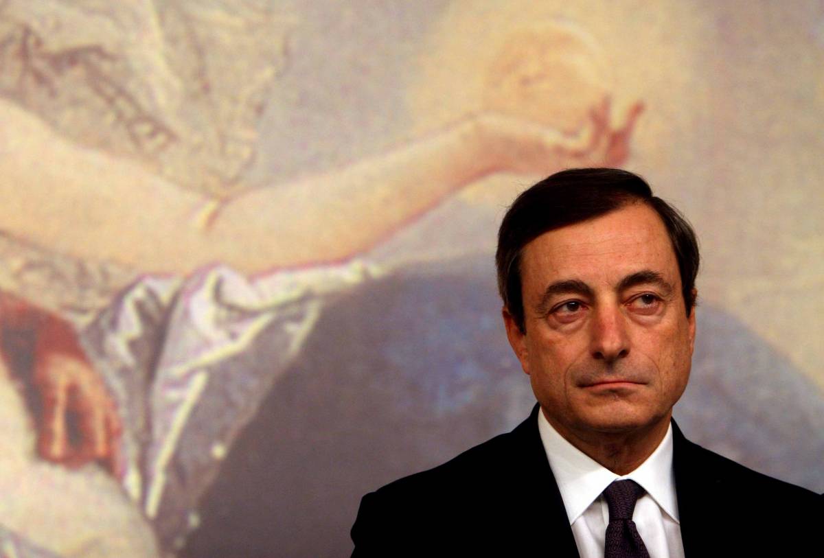 Allarme Fmi: "L'Italia è in recessione, ora agire" 
Draghi: "Ripercussioni su famiglie e imprese"