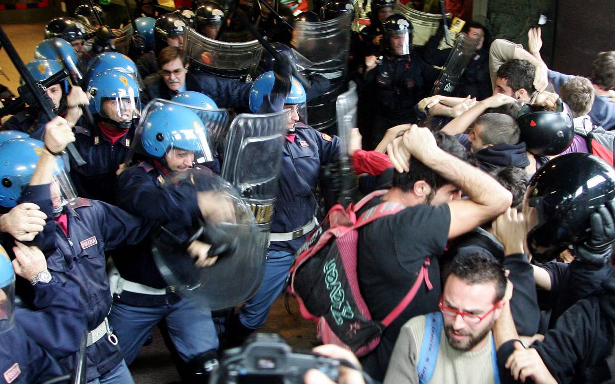 Scuola: proteste contro la riforma 
Tafferugli studenti-polizia a Milano