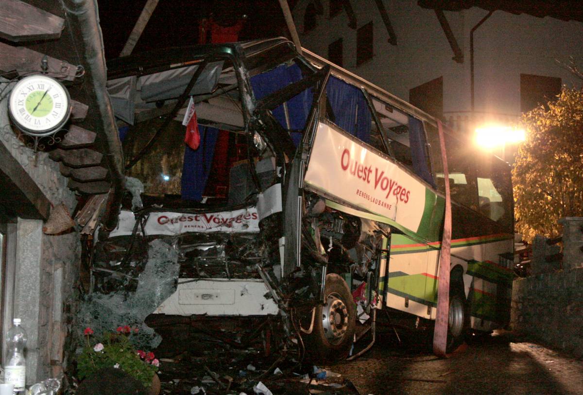 Aosta, si schianta 
bus di tifosi della Juve: 
due morti, 26 feriti