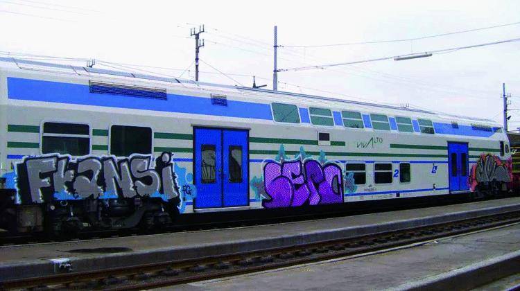 Treno nuovo, vecchi vandali alla stazione di Savona