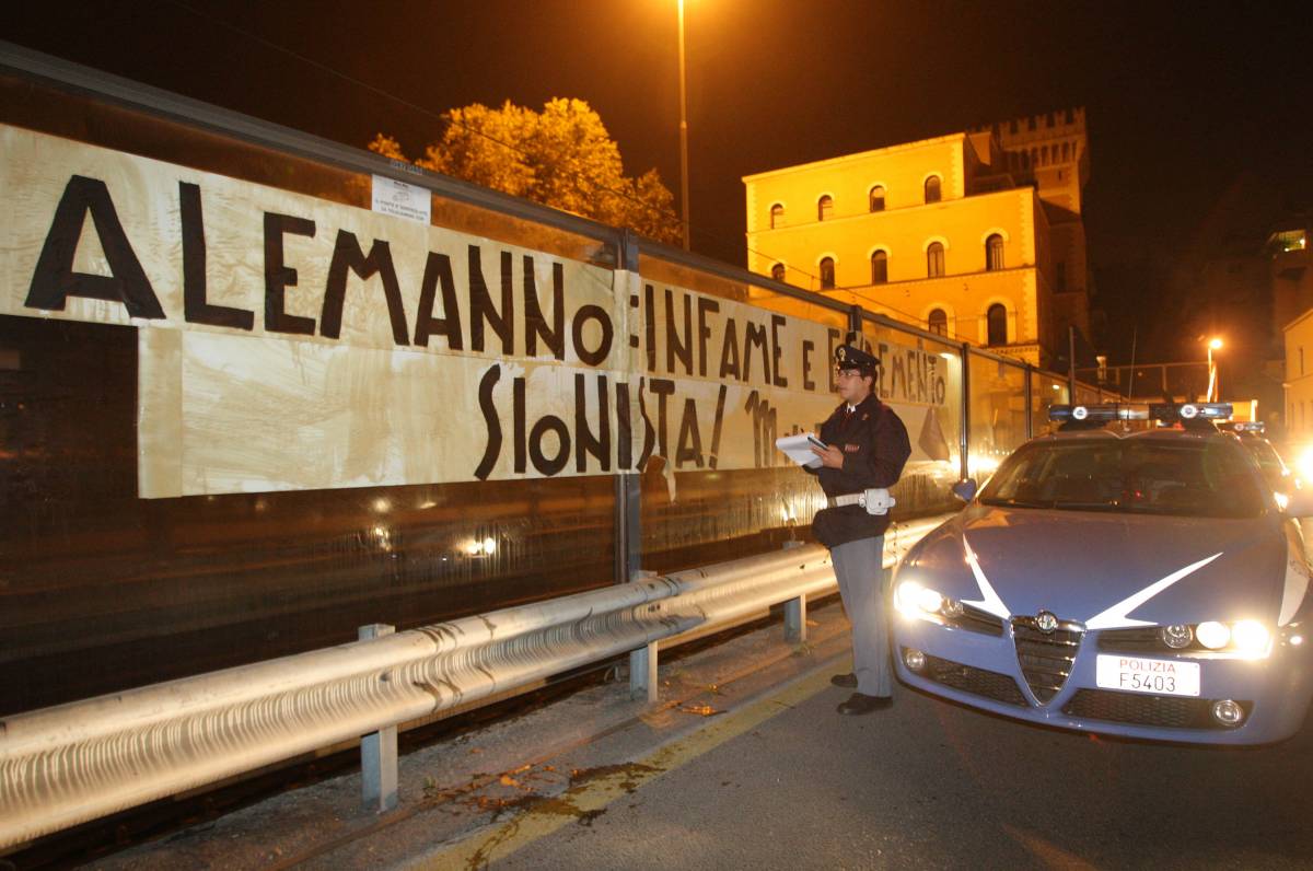 Roma, l'estrema destra insulta Alemanno