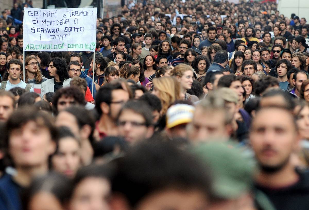 Scuola, ancora cortei e occupazioni 
Berlusconi: "Mai pensato alla polizia"