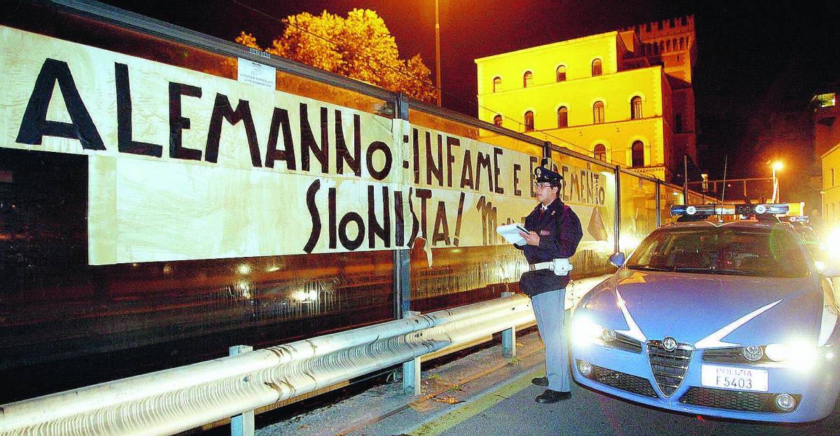 Striscioni razzisti  contro Alemanno: un coro di condanna