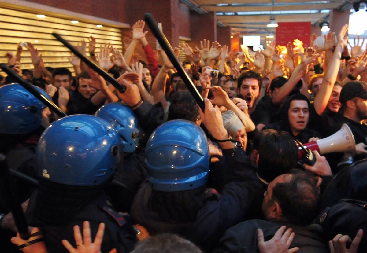 Scuola, la Gelmini: 
"Non ritiro il decreto" 
Tafferugli a Roma