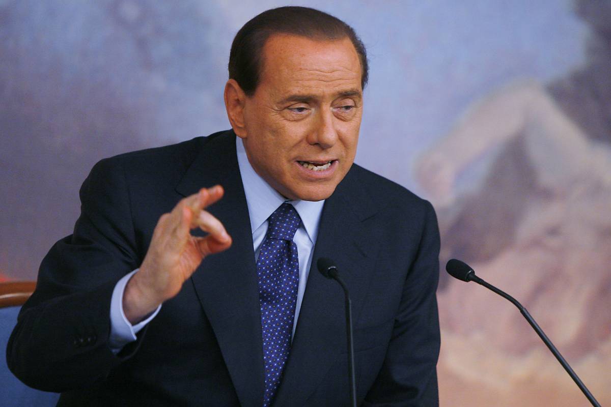 Berlusconi: "Non sono preoccupato, il governo va avanti"