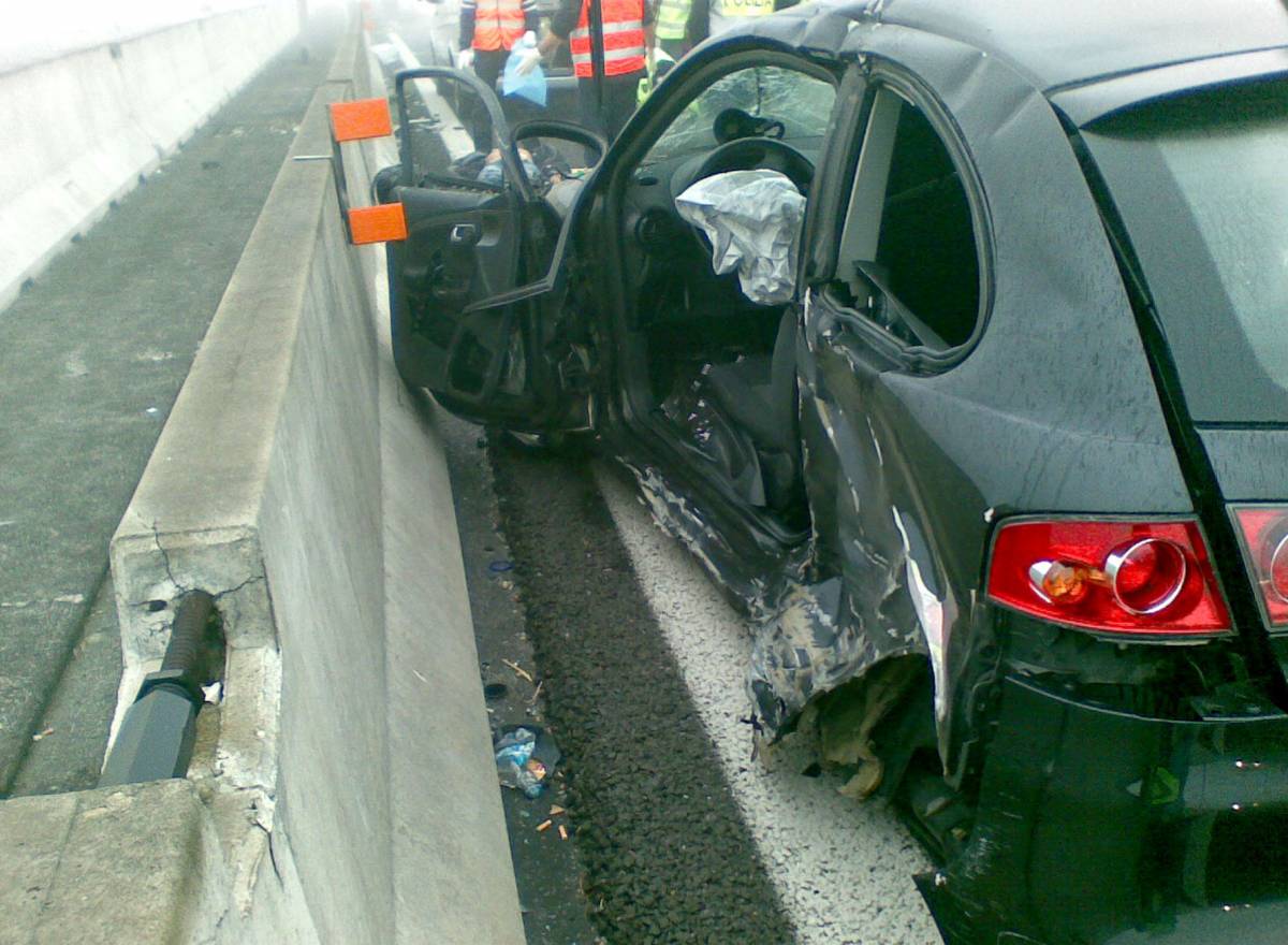 Vola da camper mentre dorme: bimbo di 10 anni muore in autostrada