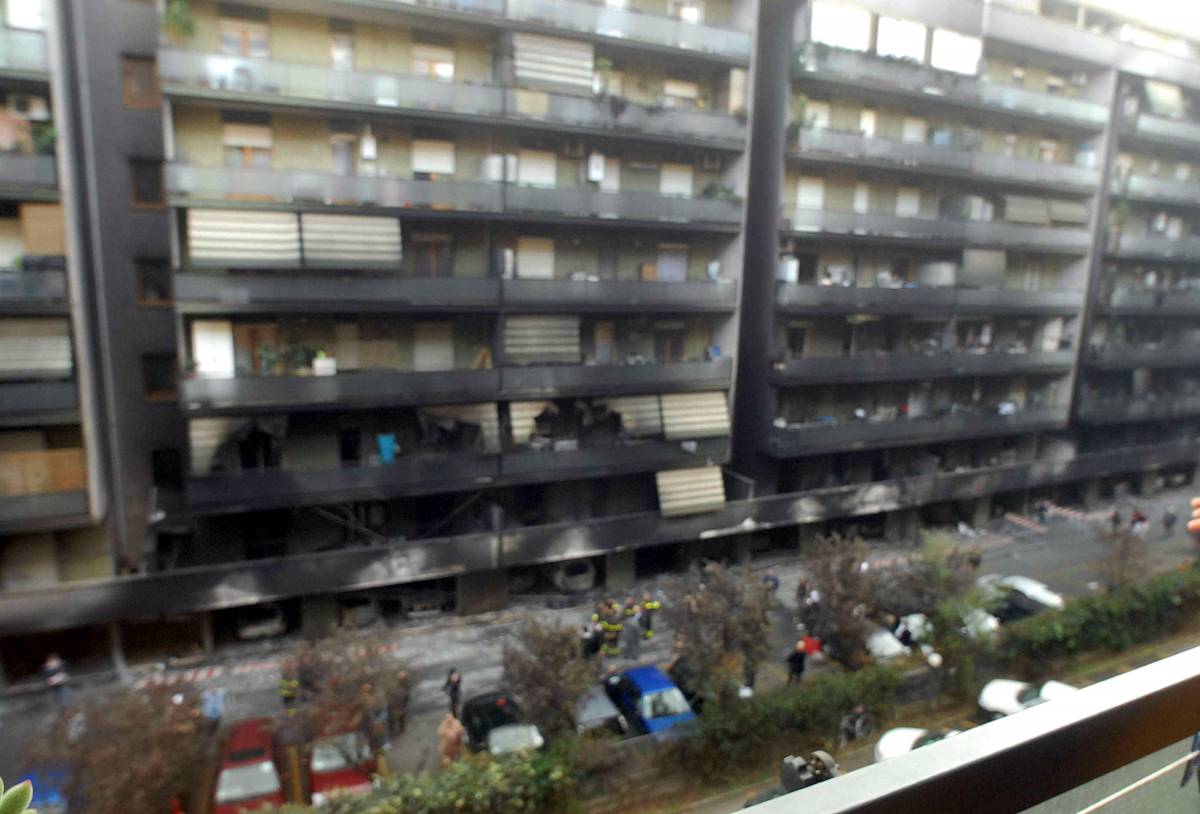 Incendio a Cinecittà: 
"Maledetti, vi bruciamo" 
Sono 250 gli evacuati
