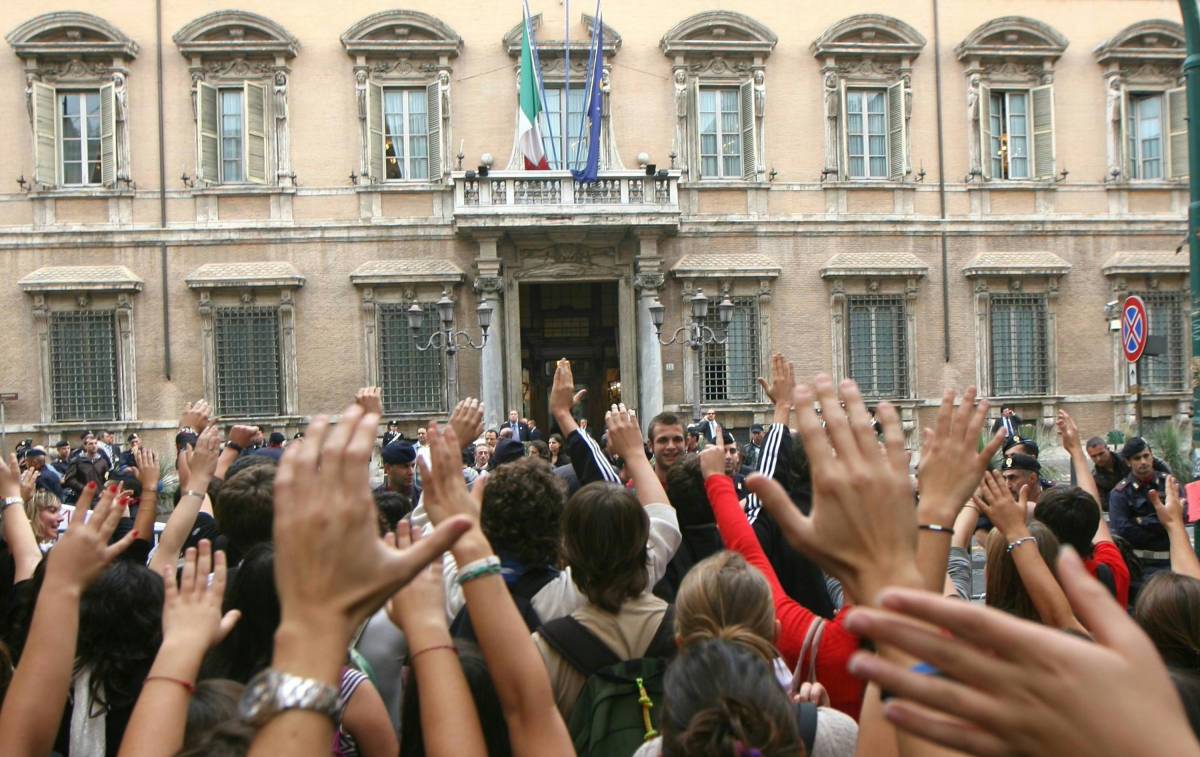 Scuola, sit-in al Senato: 
"Siamo in diecimila" 
Veltroni: via il decreto