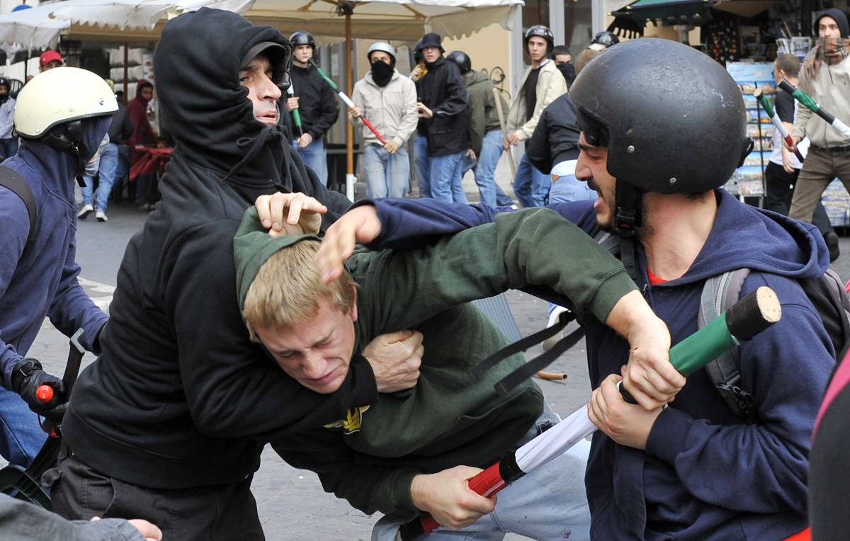 Piazza Navona, "Scontri iniziati dalla sinistra" 
Occupazioni, Maroni: "Valuteremo i reati"