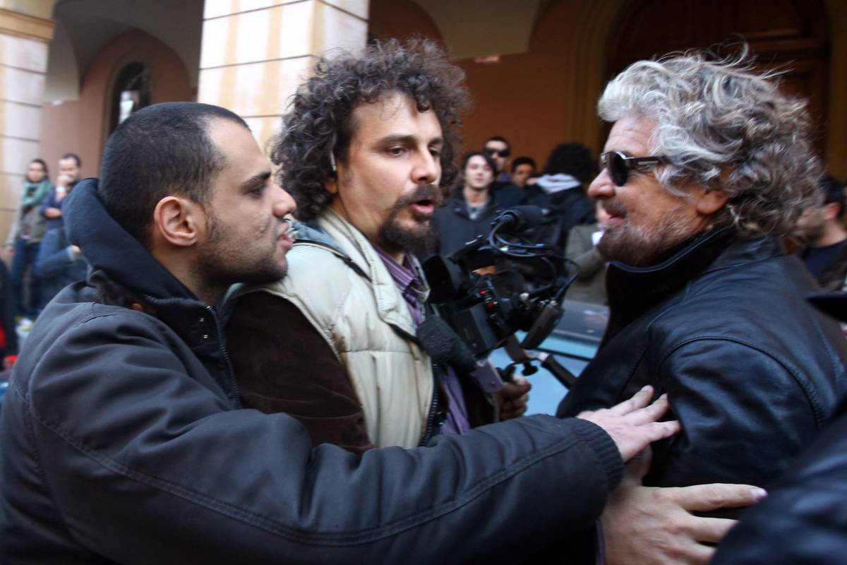 Grillo prova a infilarsi nel corteo: lo buttano fuori a suon di "vaffa"