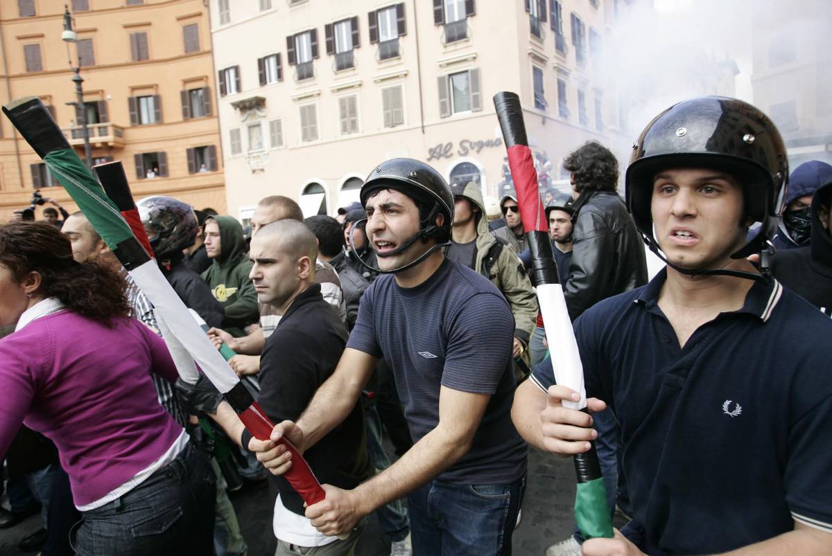 Piazza Navona, ecco il dossier della polizia: 
"Le violenze scatenate dagli studenti rossi"