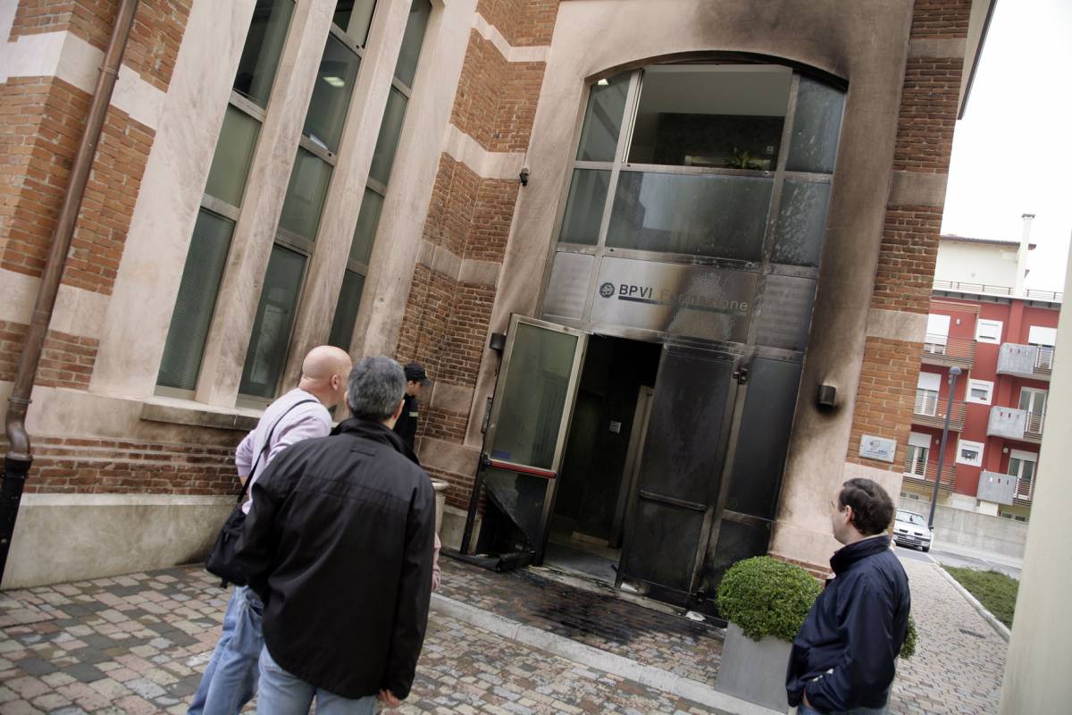 Vicenza, ordigno esplode contro una banca 
Pista politica, il sindaco: è un attentato