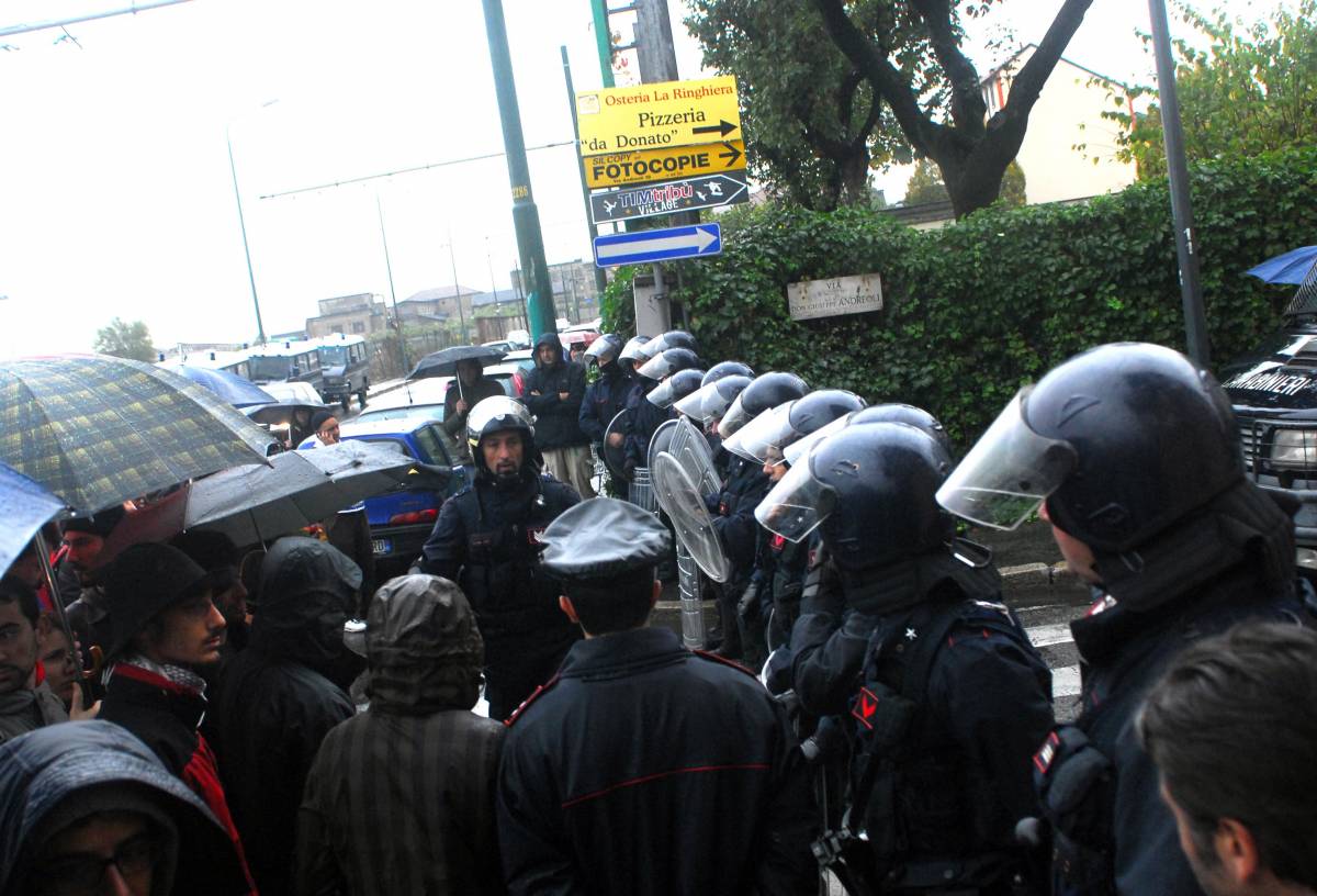 Scuola, il Pdl: "Siamo aperti al confronto" 
Milano, blitz dei giovani di destra al Politecnico