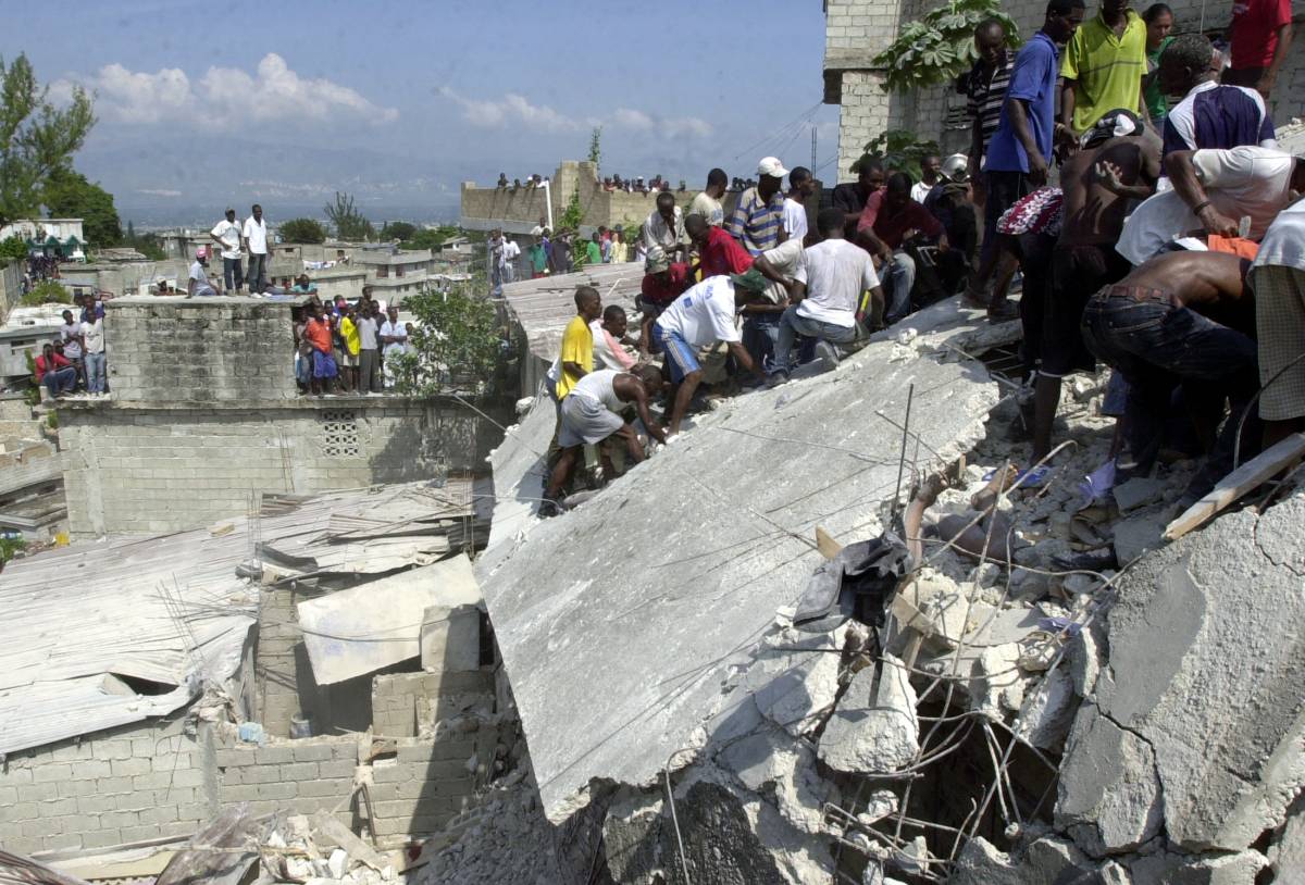 Haiti, crolla una scuola 
30 morti, decine i feriti