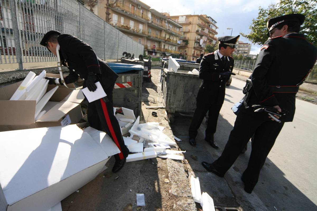 Rifiuti in strada, sei 
in manette a Napoli 
La difesa: "Illegittimo"