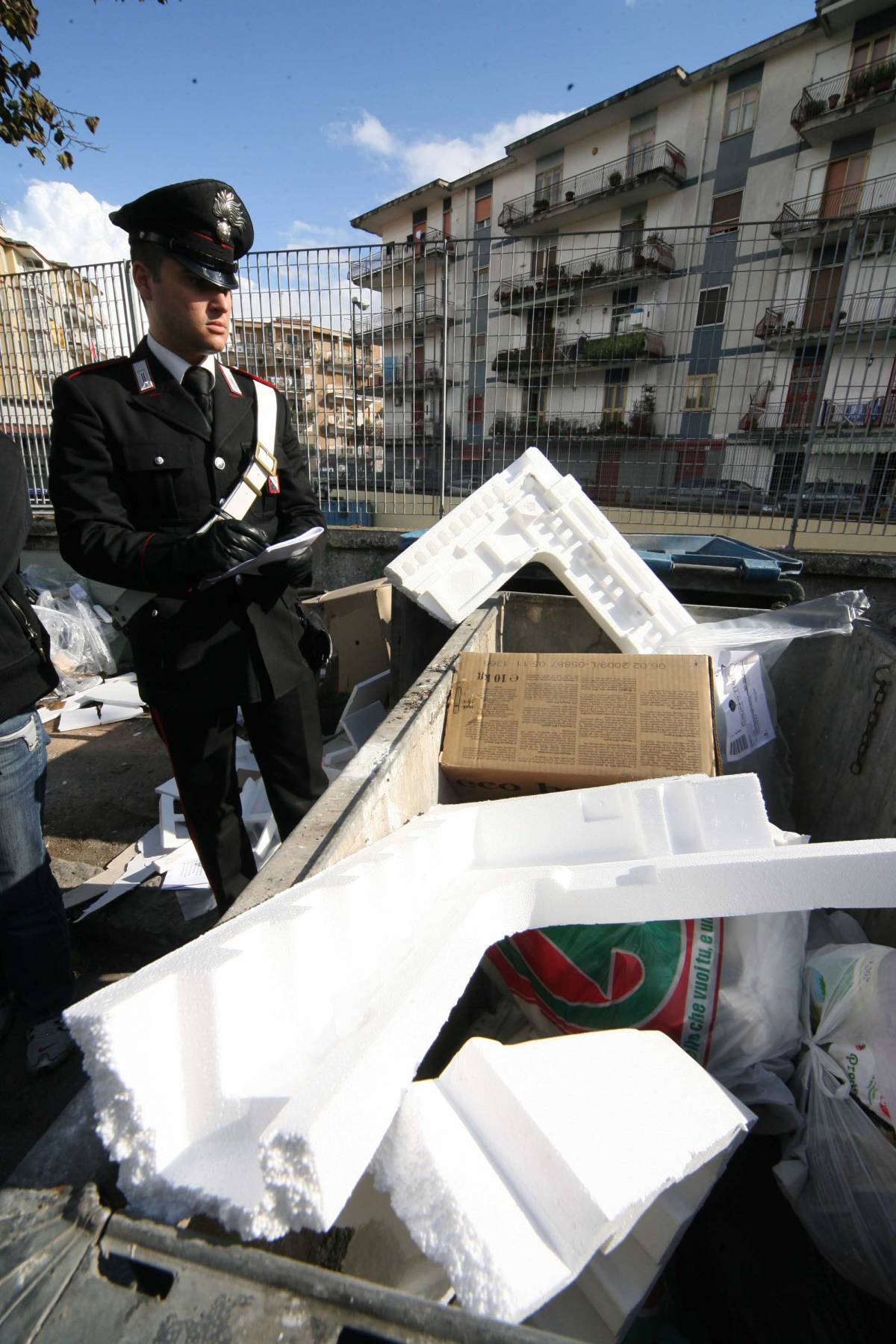 Rifiuti abbandonati: primi sei arresti a Napoli