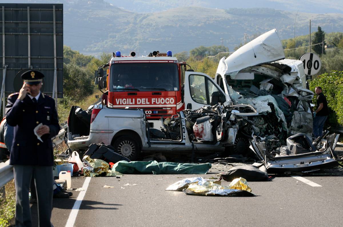 Incidenti stradali: pullmino contro un'auto quattro vittime e tre feriti