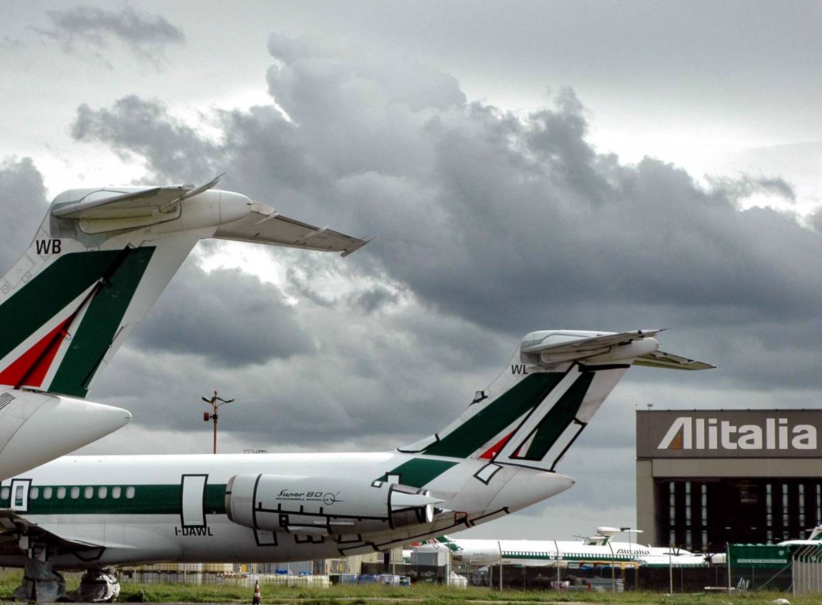 Alitalia, i piloti: 14 giorni di sciopero 
Il governo replica: andiamo avanti