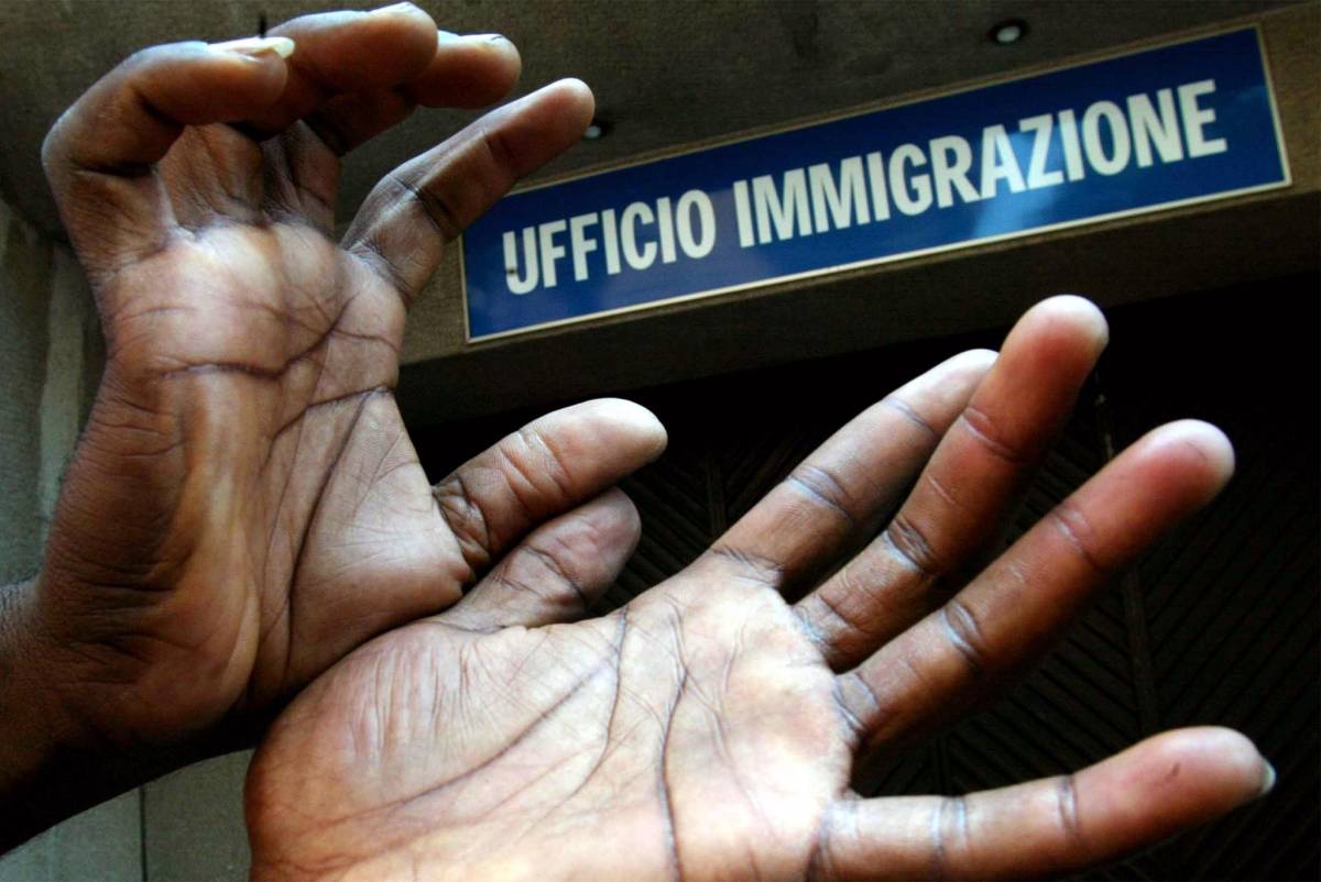 Immigrati, Napolitano: "Risorsa per lo Stato" 
Fini al Carroccio: "Sbagliato bloccare i flussi"