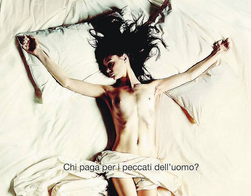 Donna nuda crocifissa: Palazzo Marino 
boccia il poster contro la violenza