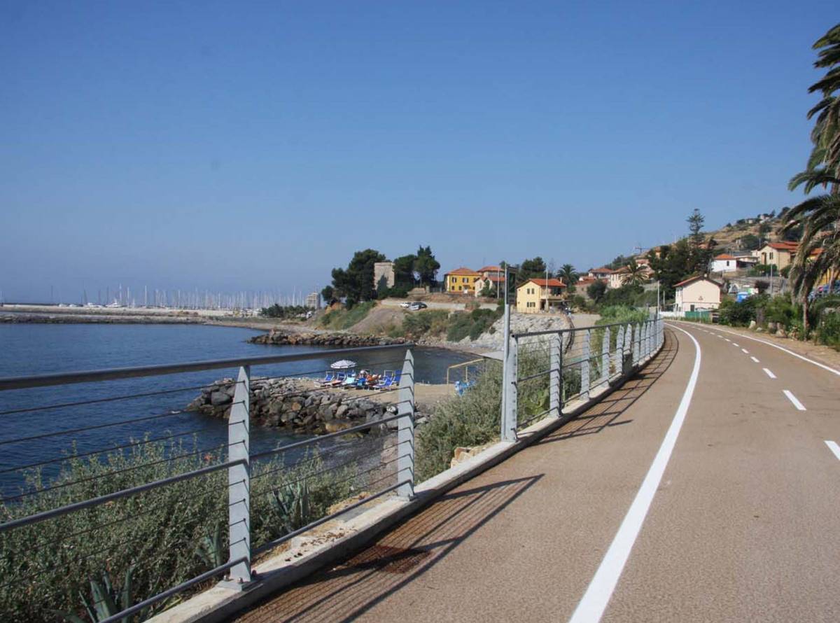 Castelletto e Carignano, risse su posteggi e rotonda