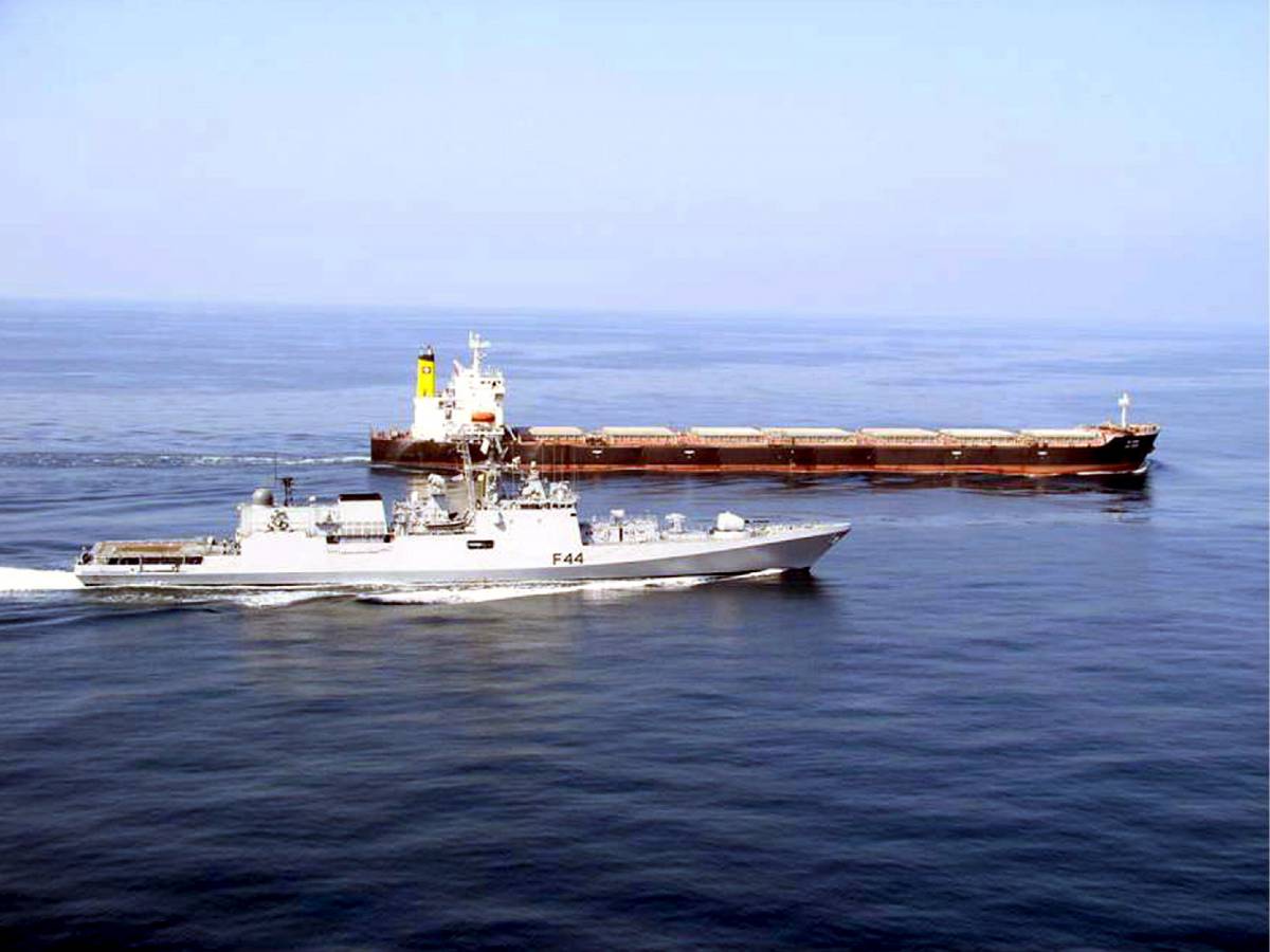 Battaglia nel golfo di Aden: affondata 
a cannonate "nave madre" dei pirati