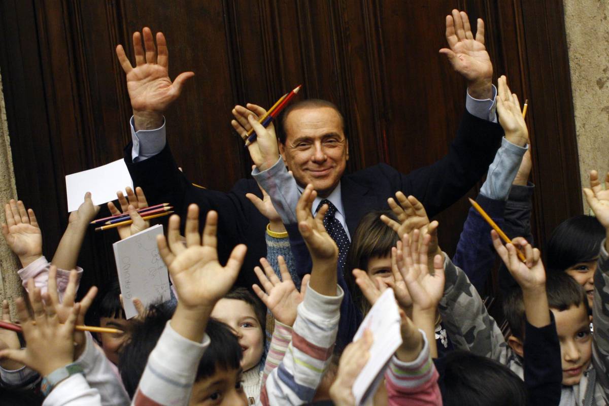 Berlusconi: classi ponte utili per l'integrazione 
Pd all'attacco: "Rifiutiamo ogni discriminazione"