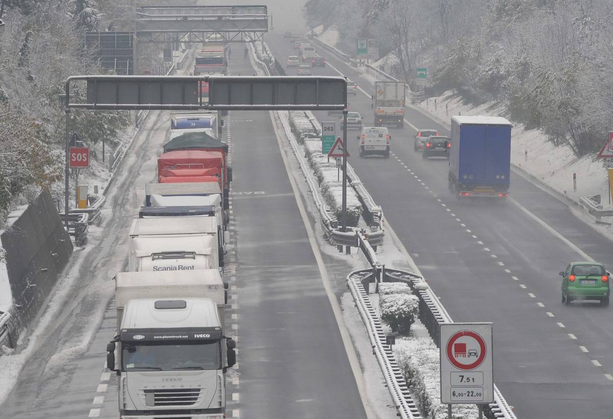 Maltempo, freddo e neve al Nord: disagi sull'A1