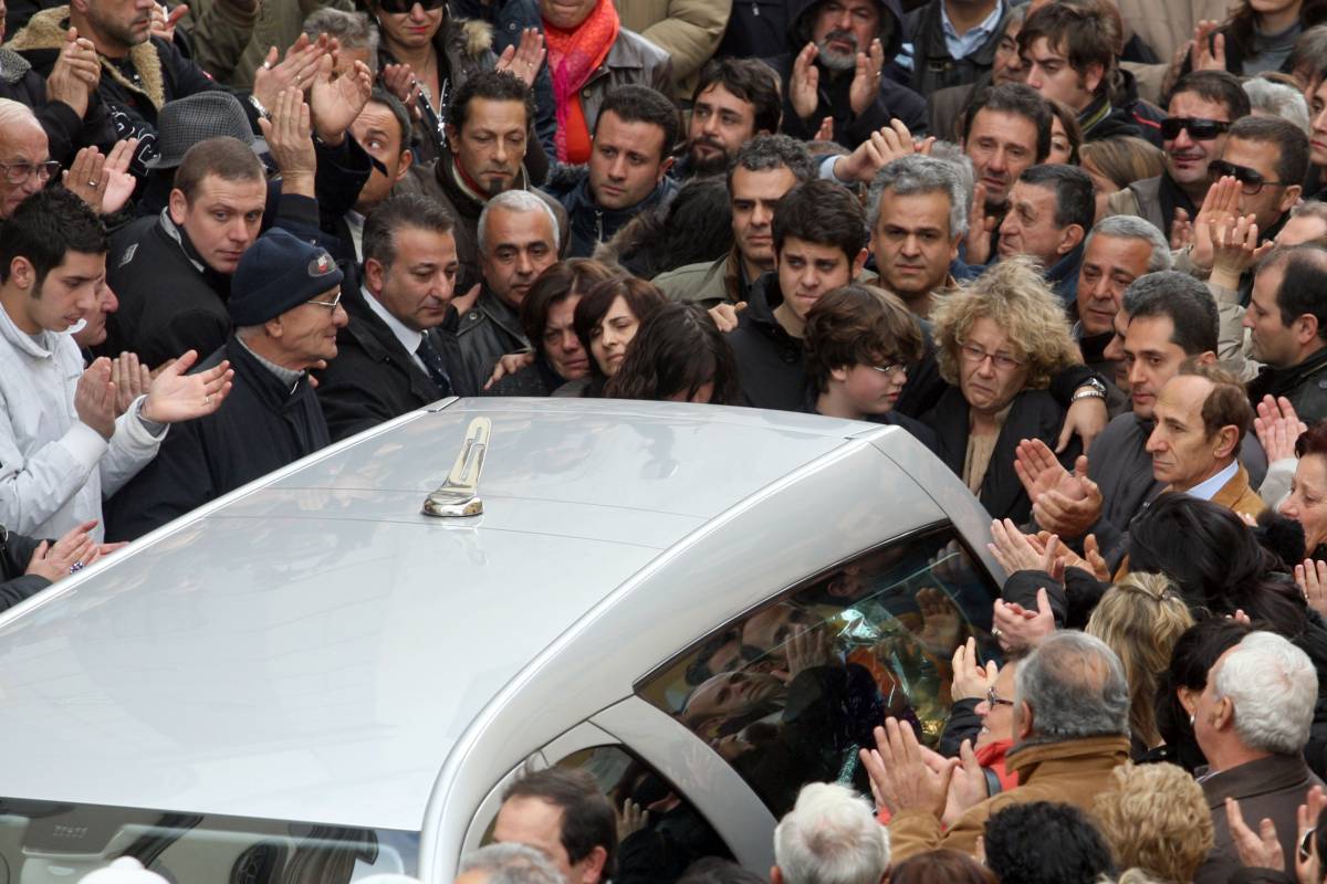 Nugnes, folla ai funerali 
Napolitano: "Sono scosso"