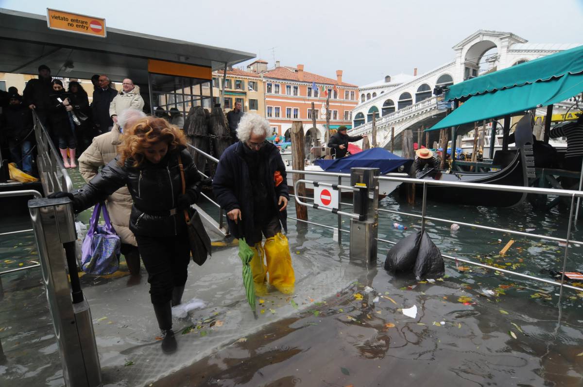 Acqua alta record, Venezia è sommersa 
I sindacati scioperano