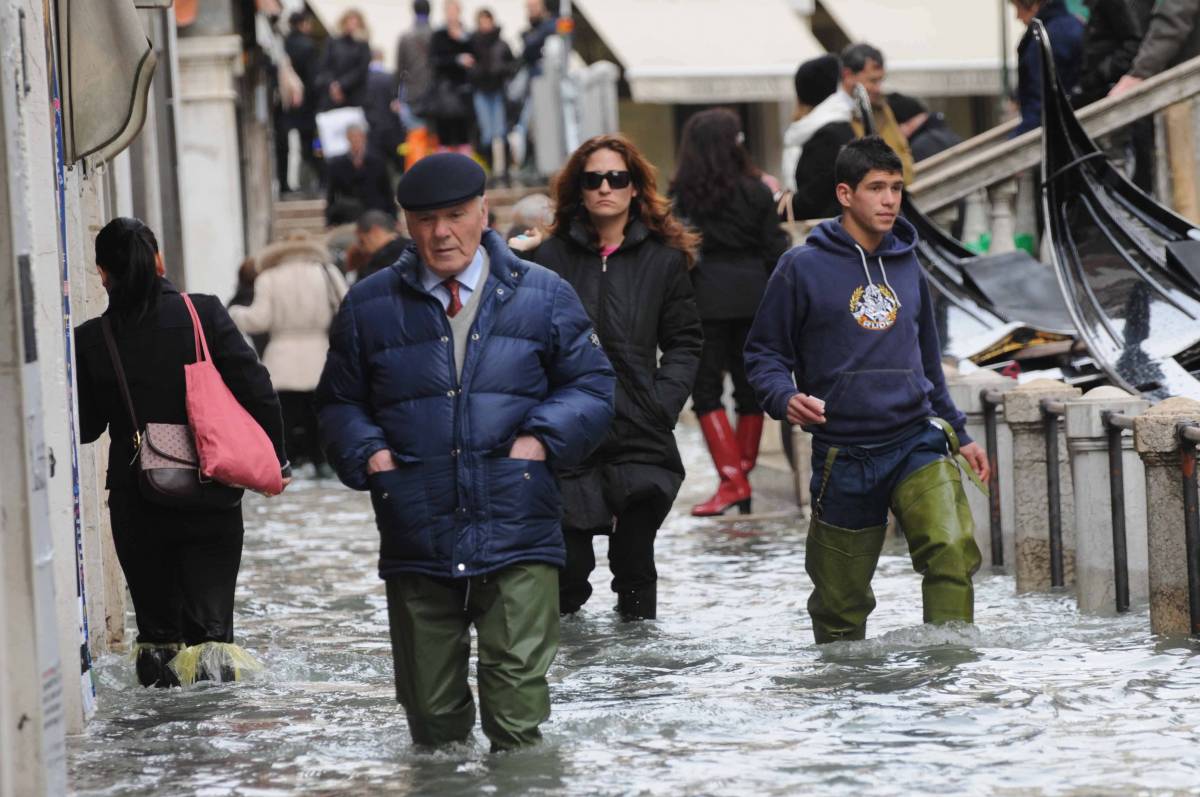 Venezia: l'acqua alta 
si ferma a quota 102 
Allarme maltempo