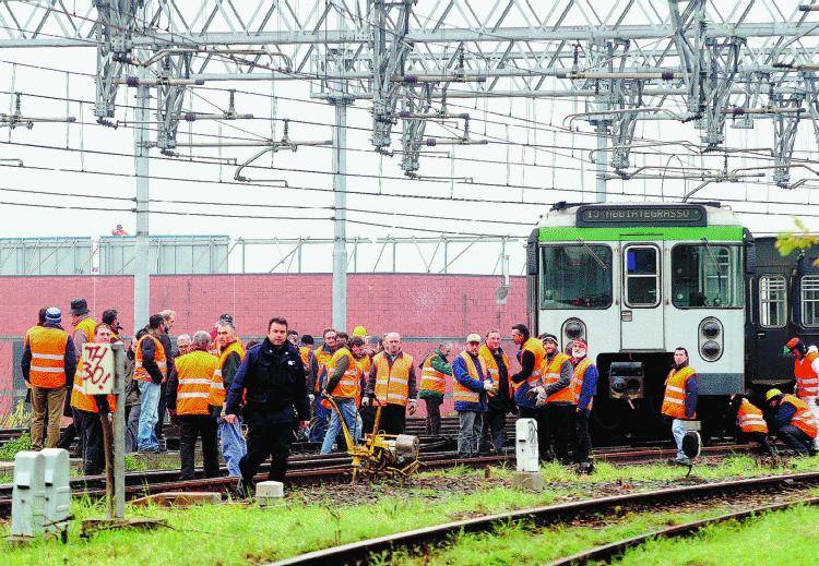 Cede un binario e il metrò deraglia Paura sulla carrozza dei pendolari