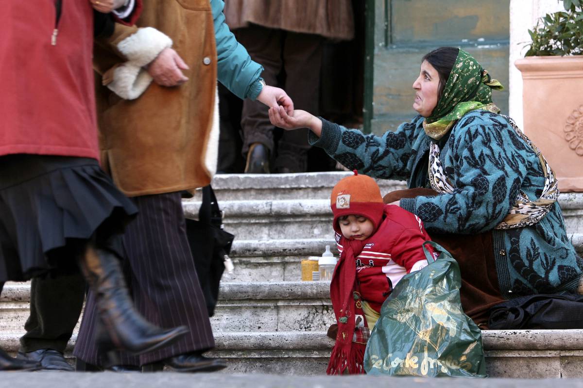 Maroni: "Via i figli a chi li manda a mendicare"
 
Militari nelle città: resteranno altri sei mesi