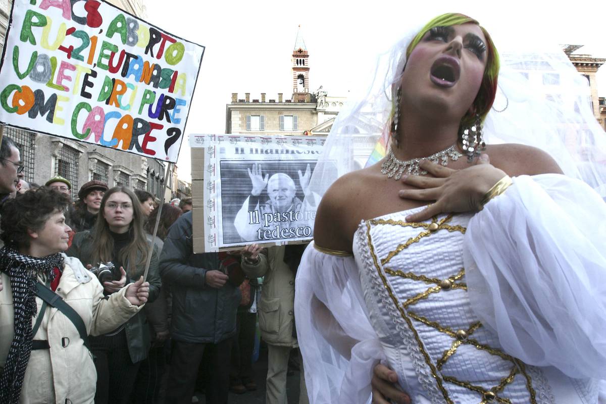 Gay, associazioni in piazza 
La Santa Sede replica: 
"E' solo disinformazione"