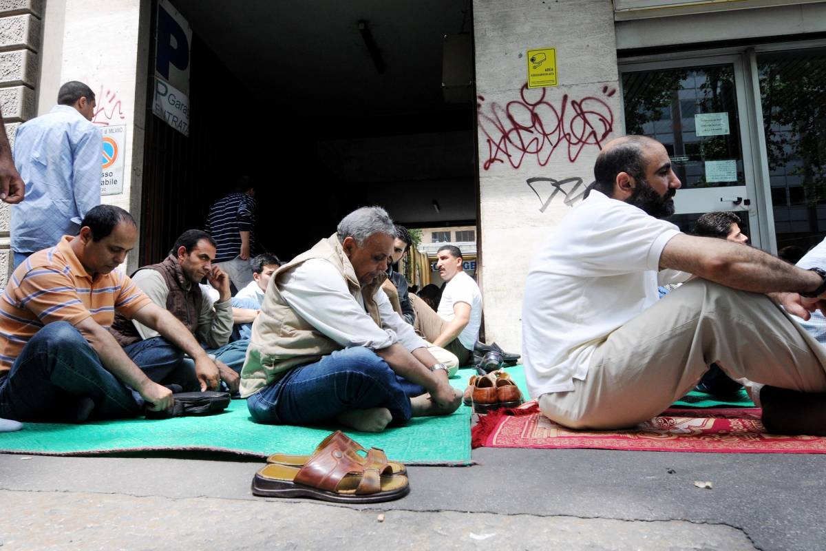 La Lega: "Stop alle nuove moschee" 
Maroni: "Non sempre luoghi di culto"