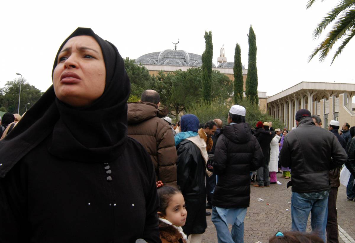 Moschee, il Vaticano: 
"Sì, ma Stato controlli" 
La Lega insiste: "Stop"