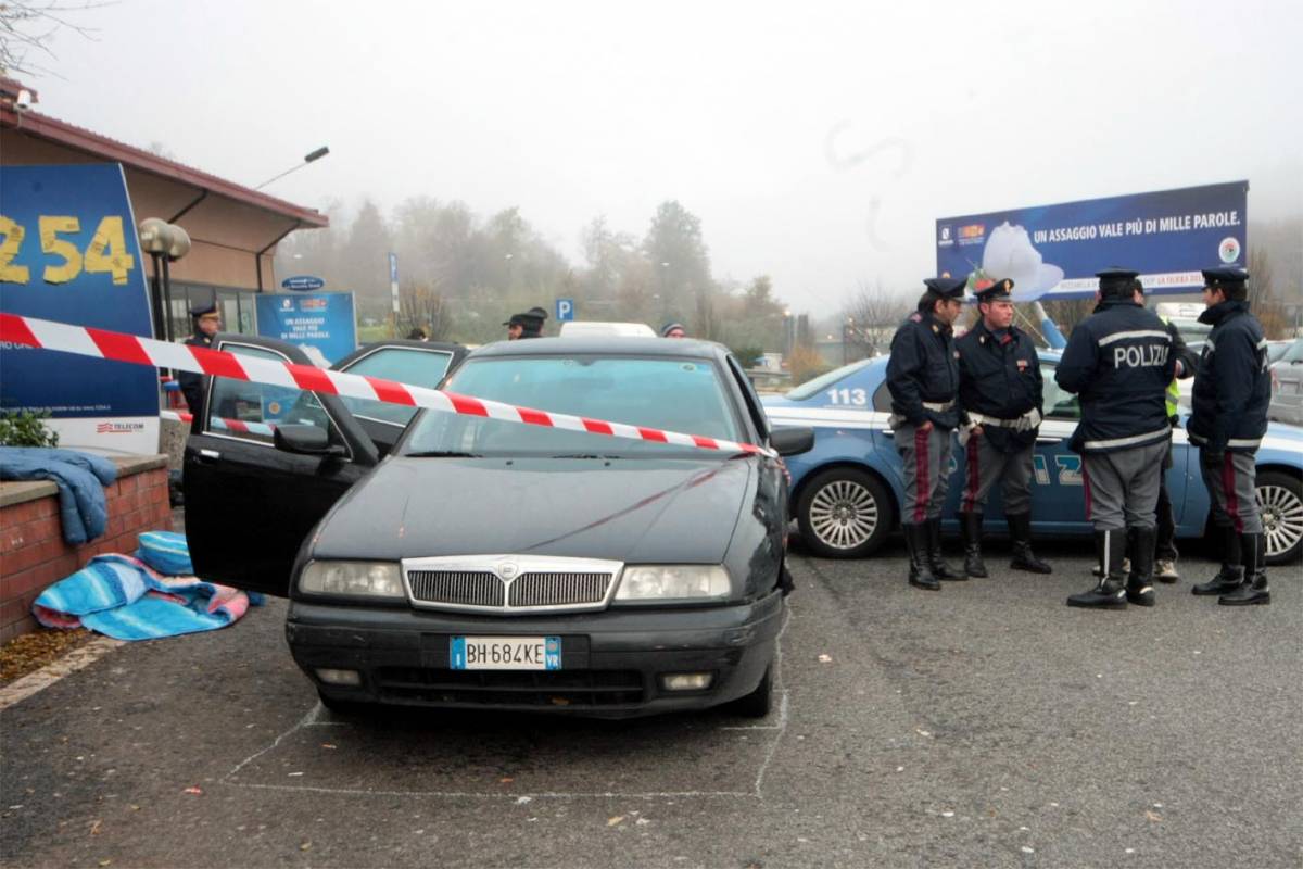 Anagni, sparatoria 
all'autogrill: un morto 
E' caccia a tre banditi