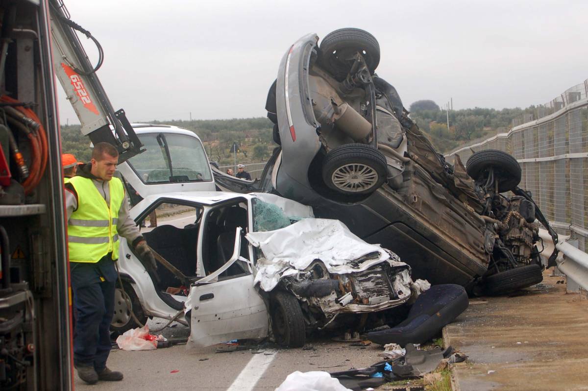 Bari, incidente stradale: 
quattro morti, due feriti